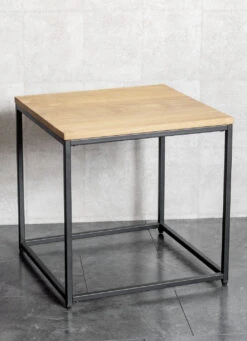 Beistelltisch Aus Schwarz Lackiertem Stahlrohr