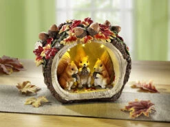 Beleuchteter Baumstamm Mit Eichhörnchen