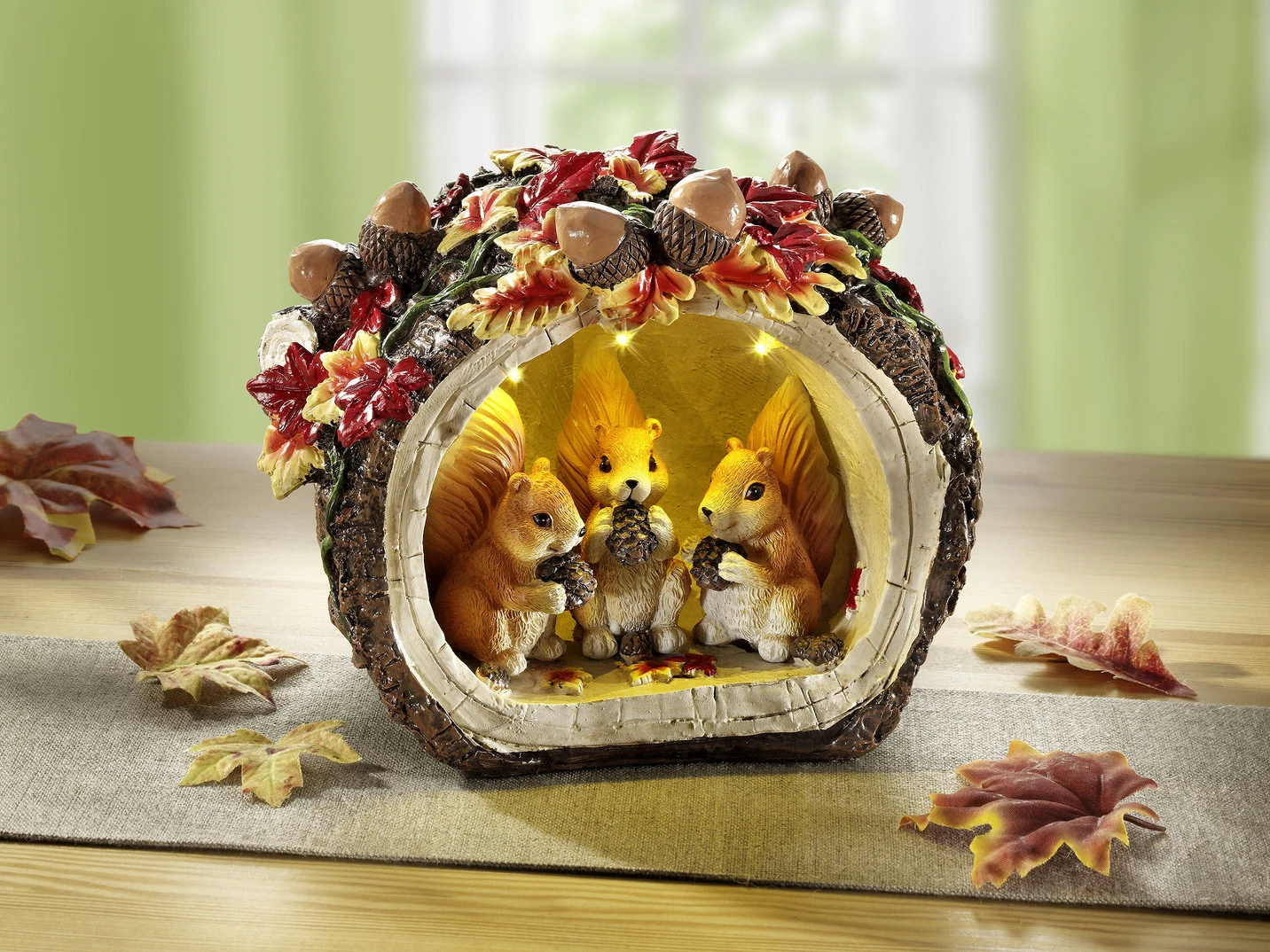 Beleuchteter Baumstamm Mit Eichhörnchen 3 Beleuchteter Baumstamm Mit Eichhörnchen