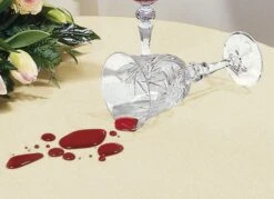 Dezente Tisch- Und Raumdekoration In Marmor-Optik Mit Fleckschutz