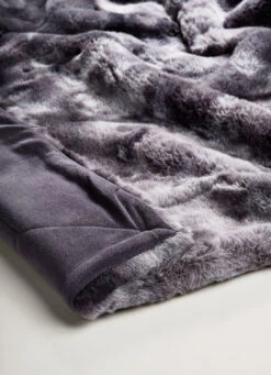 Felldecke Aus Naturgetreuem Webpelz -Qualitätshausladen felldecke aus naturgetreuem webpelz farbe grau 1