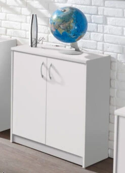 Kombifreundliche Kommode Mit Silberfarbenen Griffen