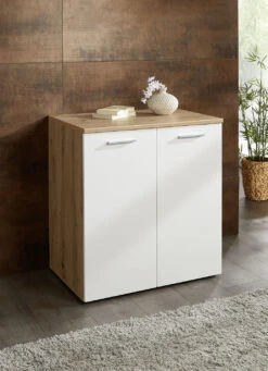 Kombifreundliche Kommodenserie Mit Metallfarbenen Kunststoffgriffen