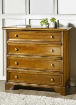 Kommodenserie Mit Messingfarbenen Metallknöpfen