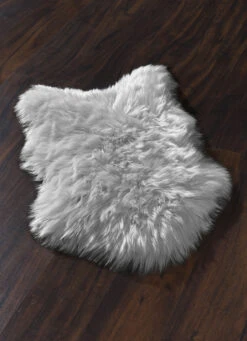 Kuschelige Brücken, Teppiche Und Dekokissen Im Naturgetreuen Kunstfell -Qualitätshausladen kuschelige bruecken teppiche und dekokissen im naturgetreuen kunstfell farbe silber groesse 110