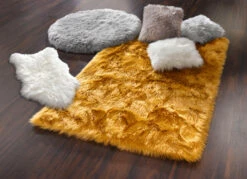 Kuschelige Brücken, Teppiche Und Dekokissen Im Naturgetreuen Kunstfell -Qualitätshausladen kuschelige bruecken teppiche und dekokissen im naturgetreuen kunstfell farbe silber groesse 915 1