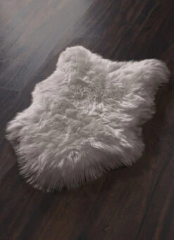 Kuschelige Brücken, Teppiche Und Dekokissen Im Naturgetreuen Kunstfell -Qualitätshausladen kuschelige bruecken teppiche und dekokissen im naturgetreuen kunstfell farbe taupe groesse 110