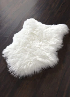 Kuschelige Brücken, Teppiche Und Dekokissen Im Naturgetreuen Kunstfell -Qualitätshausladen kuschelige bruecken teppiche und dekokissen im naturgetreuen kunstfell farbe weiss groesse 110