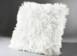 Kuschelige Brücken, Teppiche Und Dekokissen Im Naturgetreuen Kunstfell