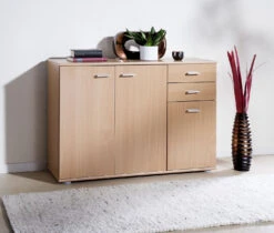 Moderne Kommodenserie Mit Silberfarbenen Kunststoffgriffen