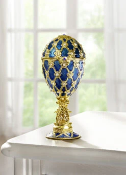 Spieluhr Mit Goldfarbenen Verzierungen Von Hand Bemalt