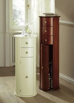 Teilmassive Kommode In Säulenartiger Form