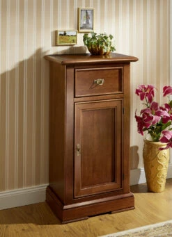 Teilmassive Kommoden Mit Kunstvollen Verzierungen