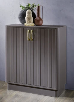 Teilmassive Kommodenserie Mit Individuell Gestalteten Profilierten Und Gerundeten Fronten -Qualitätshausladen teilmassive kommodenserie mit individuell gestalteten profilierten und gerundeten fronten farbe dunkelbraun 1