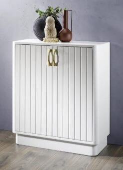 Teilmassive Kommodenserie Mit Individuell Gestalteten Profilierten Und Gerundeten Fronten