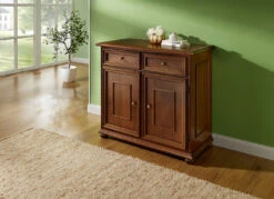 Teilmassive Möbelserie Mit Metallknöpfen